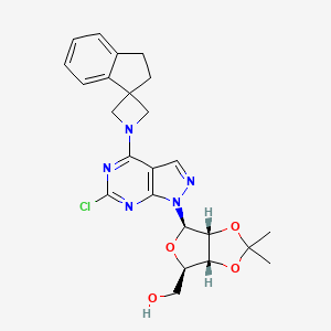 molecular formula C24H26ClN5O4 B8240199 [(3aR,4R,6R,6aR)-4-(6-chloro-4-spiro[1,2-dihydroindene-3,3'-azetidine]-1'-ylpyrazolo[3,4-d]pyrimidin-1-yl)-2,2-dimethyl-3a,4,6,6a-tetrahydrofuro[3,4-d][1,3]dioxol-6-yl]methanol 