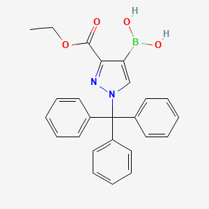 molecular formula C25H23BN2O4 B8240691 (3-(Ethoxycarbonyl)-1-trityl-1H-pyrazol-4-yl)boronic acid 
