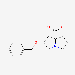 molecular formula C16H21NO3 B8240768 Methyl (2R,7aR)-2-(benzyloxy)tetrahydro-1H-pyrrolizine-7a(5H)-carboxylate 