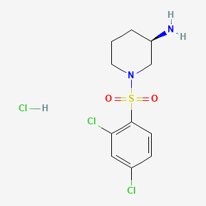 molecular formula C11H15Cl3N2O2S B8241366 (R)-1-((2,4-Dichlorophenyl)sulfonyl)piperidin-3-amine hydrochloride 