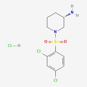 molecular formula C11H15Cl3N2O2S B8241370 (S)-1-((2,4-Dichlorophenyl)sulfonyl)piperidin-3-amine hydrochloride 