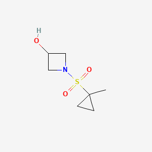 molecular formula C7H13NO3S B8241506 1-[(1-Methylcyclopropyl)sulfonyl]azetidin-3-ol 