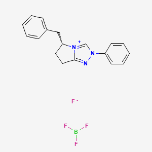 molecular formula C18H18BF4N3 B8245302 (R)-5-Benzyl-2-phenyl-6,7-dihydro-5H-pyrrolo[2,1-c][1,2,4]triazol-2-ium tetrafluoroborate 