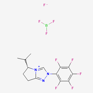 molecular formula C14H13BF9N3 B8245304 (R)-5-isopropyl-2-(perfluorophenyl)-6,7-dihydro-5H-pyrrolo[2,1-c][1,2,4]triazol-2-ium tetrafluoroborate 