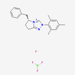 molecular formula C21H24BF4N3 B8245308 (5R)-5-benzyl-2-(2,4,6-trimethylphenyl)-6,7-dihydro-5H-pyrrolo[2,1-c][1,2,4]triazol-4-ium;trifluoroborane;fluoride 