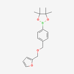 molecular formula C18H23BO4 B8246898 2-(4-((Furan-2-ylmethoxy)methyl)phenyl)-4,4,5,5-tetramethyl-1,3,2-dioxaborolane 