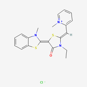 molecular formula C20H20ClN3OS2 B8248225 2-((3-Ethyl-5-(3-methylbenzo[d]thiazol-2(3H)-ylidene)-4-oxothiazolidin-2-ylidene)methyl)-1-methylpyridin-1-ium chloride 