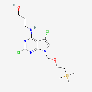 molecular formula C15H24Cl2N4O2Si B8250039 3-((2,5-Dichloro-7-((2-(trimethylsilyl)ethoxy)methyl)-7H-pyrrolo[2,3-D]pyrimidin-4-YL)amino)propan-1-OL 