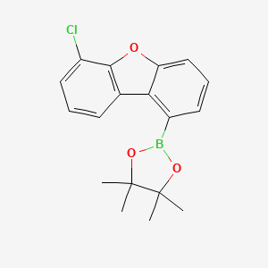 molecular formula C18H18BClO3 B8252219 2-(6-Chlorodibenzo[b,d]furan-1-yl)-4,4,5,5-tetramethyl-1,3,2-dioxaborolane 