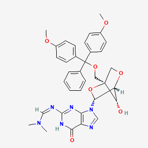 molecular formula C35H36N6O7 B8252700 N'-[9-[(1R,3R,4R,7S)-1-[[bis(4-methoxyphenyl)-phenylmethoxy]methyl]-7-hydroxy-2,5-dioxabicyclo[2.2.1]heptan-3-yl]-6-oxo-1H-purin-2-yl]-N,N-dimethylmethanimidamide 