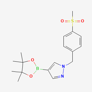 molecular formula C17H23BN2O4S B8255464 1-(4-(Methylsulfonyl)benzyl)-4-(4,4,5,5-tetramethyl-1,3,2-dioxaborolan-2-yl)-1H-pyrazole 