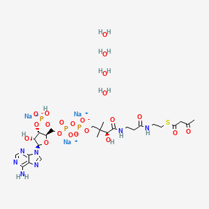trisodium;[(2R,3S,4R,5R)-5-(6-aminopurin-9-yl)-4-hydroxy-2-[[[[(3S)-3-hydroxy-2,2-dimethyl-4-oxo-4-[[3-oxo-3-[2-(3-oxobutanoylsulfanyl)ethylamino]propyl]amino]butoxy]-oxidophosphoryl]oxy-oxidophosphoryl]oxymethyl]oxolan-3-yl] hydrogen phosphate;tetrahydrate