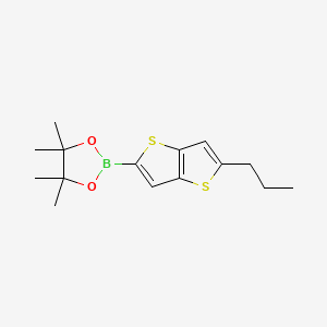 molecular formula C15H21BO2S2 B8258664 4,4,5,5-Tetramethyl-2-(5-propylthieno[3,2-b]thiophen-2-yl)-1,3,2-dioxaborolane 