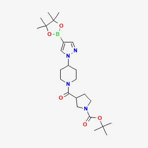 molecular formula C24H39BN4O5 B8258809 tert-Butyl 3-(4-(4-(4,4,5,5-tetramethyl-1,3,2-dioxaborolan-2-yl)-1H-pyrazol-1-yl)piperidine-1-carbonyl)pyrrolidine-1-carboxylate 