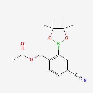molecular formula C16H20BNO4 B8265897 4-Cyano-2-(4,4,5,5-tetramethyl-1,3,2-dioxaborolan-2-yl)benzyl acetate 
