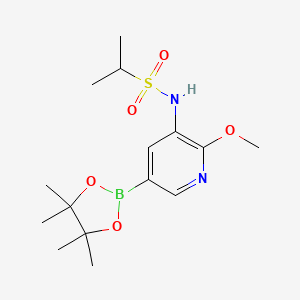 molecular formula C15H25BN2O5S B8267358 N-(2-Methoxy-5-(4,4,5,5-tetramethyl-1,3,2-dioxaborolan-2-yl)pyridin-3-yl)propane-2-sulfonamide 