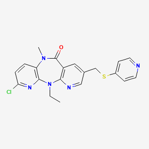 5-Chloro-2-ethyl-9-methyl-13-[(pyridin-4-ylsulfanyl)methyl]-2,4,9,15-tetraazatricyclo[9.4.0.0^{3,8}]pentadeca-1(15),3(8),4,6,11,13-hexaen-10-one