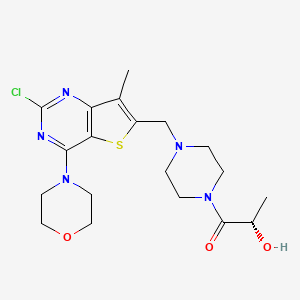 molecular formula C19H26ClN5O3S B8438180 (S)-1-(4-((2-chloro-7-methyl-4-morpholinothieno[3,2-d]pyrimidin-6-yl)methyl)piperazin-1-yl)-2-hydroxypropan-1-one 