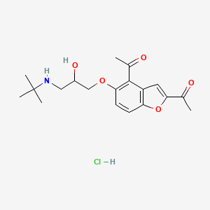 molecular formula C19H26ClNO5 B8450748 (+-)-2,4-Diacetyl-5-(3-tert-butylamino-2-hydroxy-propyloxy)-benzofuran hydrochloride CAS No. 87154-49-2