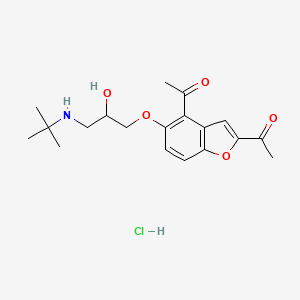 B8450748 (+-)-2,4-Diacetyl-5-(3-tert-butylamino-2-hydroxy-propyloxy)-benzofuran hydrochloride CAS No. 87154-49-2