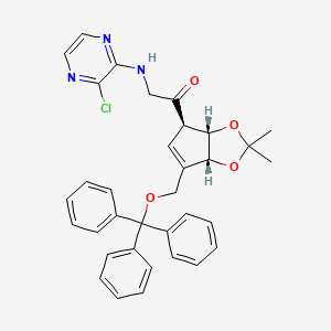 molecular formula C34H32ClN3O4 B8605609 2-((3-Chloropyrazin-2-yl)amino)-1-((3aS,4R,6aR)-2,2-dimethyl-6-((trityloxy)methyl)-4,6a-dihydro-3aH-cyclopenta[d][1,3]dioxol-4-yl)ethanone 