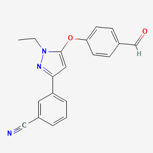 molecular formula C19H15N3O2 B8608972 3-[1-ethyl-5-(4-formylphenoxy)-1H-pyrazol-3-yl]benzonitrile 