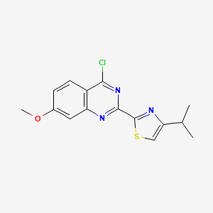 molecular formula C15H14ClN3OS B8626843 4-Chloro-7-methoxy-2-[4-(propan-2-yl)-1,3-thiazol-2-yl]quinazoline CAS No. 923274-53-7