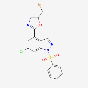 molecular formula C17H11BrClN3O3S B8691308 4-[5-(Bromomethyl)-1,3-oxazol-2-yl]-6-chloro-1-(phenylsulfonyl)-1H-indazole 