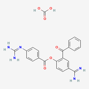 molecular formula C23H21N5O6 B8749614 4-Amidino-2-benzoylphenyl 4-guanidinobenzoate carbonate CAS No. 84436-15-7