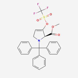 molecular formula C26H22F3NO5S B8760230 (S)-Methyl 3-(((trifluoromethyl)sulfonyl)oxy)-1-trityl-2,5-dihydro-1H-pyrrole-2-carboxylate 