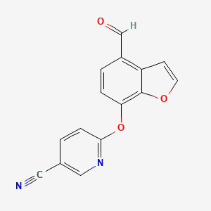 molecular formula C15H8N2O3 B8802135 6-((4-Formylbenzofuran-7-yl)oxy)nicotinonitrile 